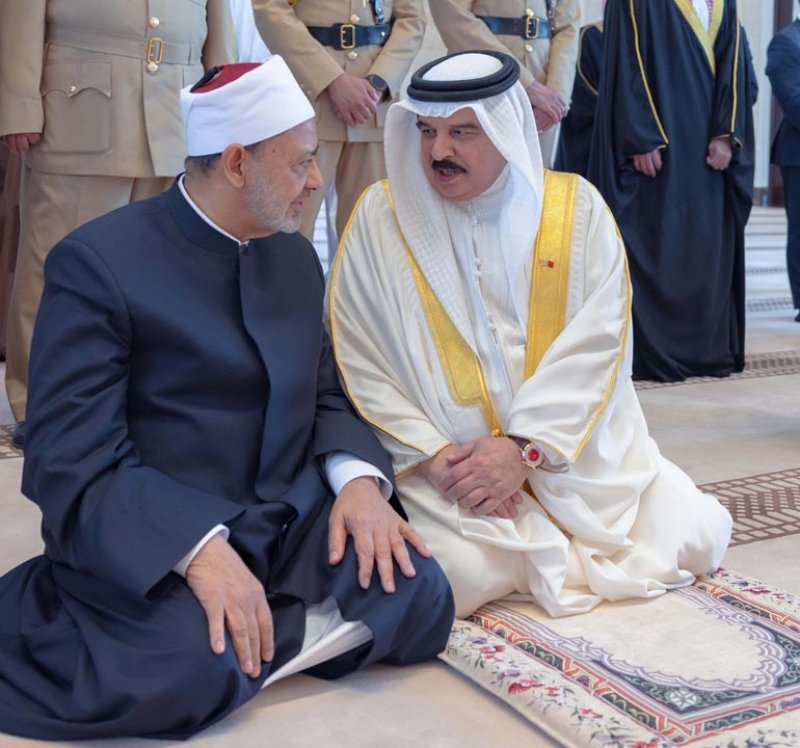 بالصور: جلالة الملك المعظم وفضيلة الامام الأكبر شيخ الازهر الشريف يؤديان صلاة الجمعة المباركة