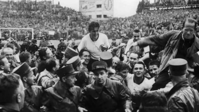 مونديال 1954.. ناجٍ من الإعدام يرفع الكأس