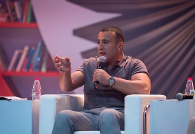 السقا يكشف عن حبه للشعر وقراءة الكتب المطبوعة