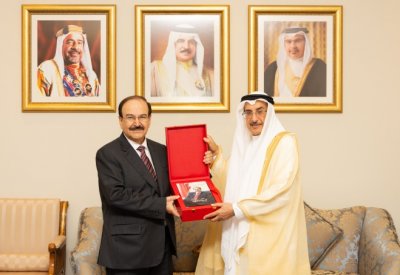 الشيخ خالد بن عبد الله يشيد بإسهامات د. ميرزا الوطنية في مختلف مواقع العمل الحكومي