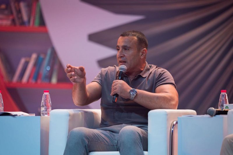 السقا يكشف عن حبه للشعر وقراءة الكتب المطبوعة