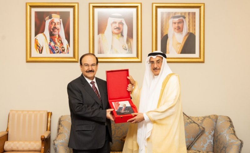 الشيخ خالد بن عبد الله يشيد بإسهامات د. ميرزا الوطنية في مختلف مواقع العمل الحكومي