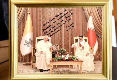 معبراً فيها عن شكره لجلالته.. جلالة الملك المعظم يتلقى صورة تحمل توقيع قداسة بابا الفاتيكان