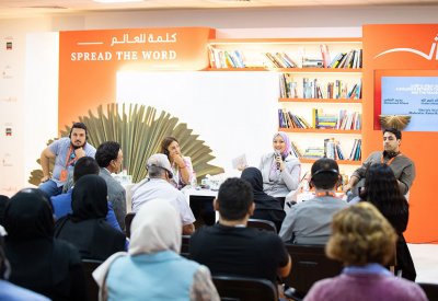 ندوات أدبيّة عروض ومناقشات مستمرة في "الشارقة الدولي للكتاب"