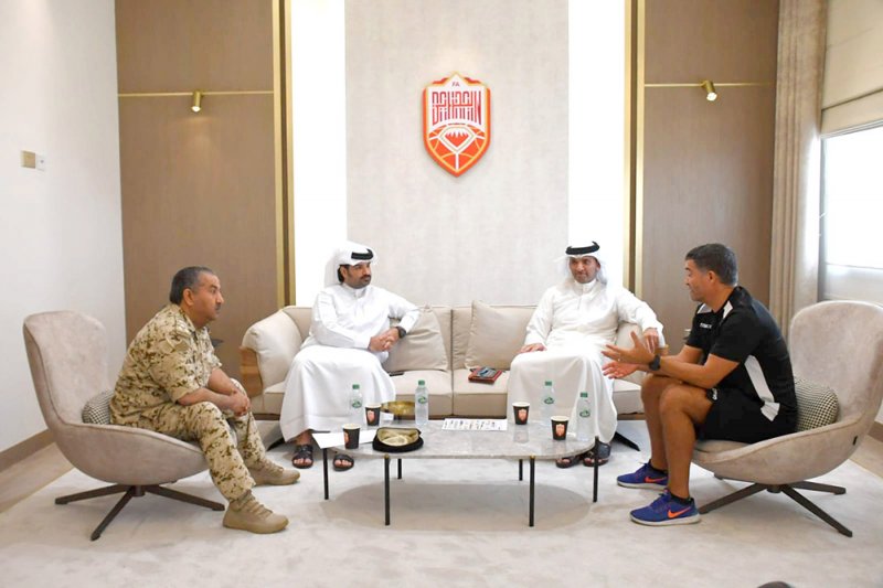 رئيس اتحاد الكرة يجتمع مع مدرب المنتخب الأول
