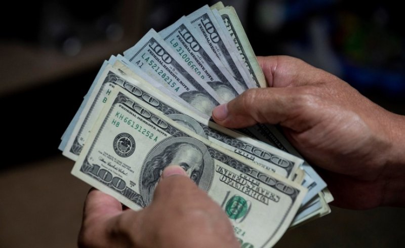 الدولار يرتفع مع تمسك الصين بسياستها الصارمة لمكافحة كورونا