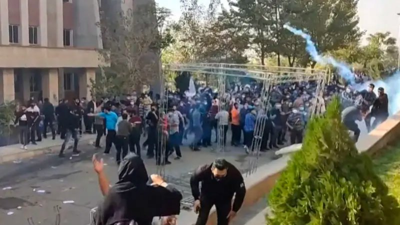 أساتذة الجامعات في إيران ينتفضون.. أطلقوا سراح الطلاب