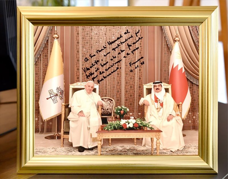 معبراً فيها عن شكره لجلالته.. جلالة الملك المعظم يتلقى صورة تحمل توقيع قداسة بابا الفاتيكان