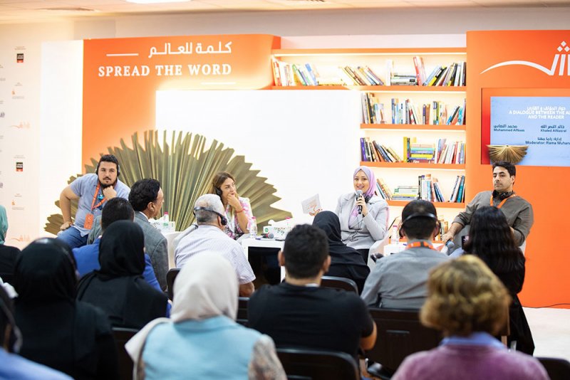 ندوات أدبيّة عروض ومناقشات مستمرة في "الشارقة الدولي للكتاب"