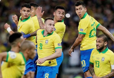ألفيس في تشكيلة البرازيل لكأس العالم واستبعاد فيرمينو