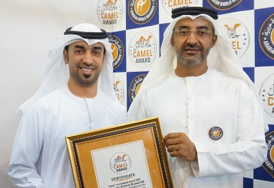 الظنحاني يتسلّم جائزة الإبل الدولية في المجال الأدبي