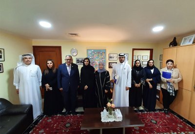 تسليم منتسبي جمعية المحامين البحرينية شارات المراقبة على الانتخابات النيابية والبلدية
