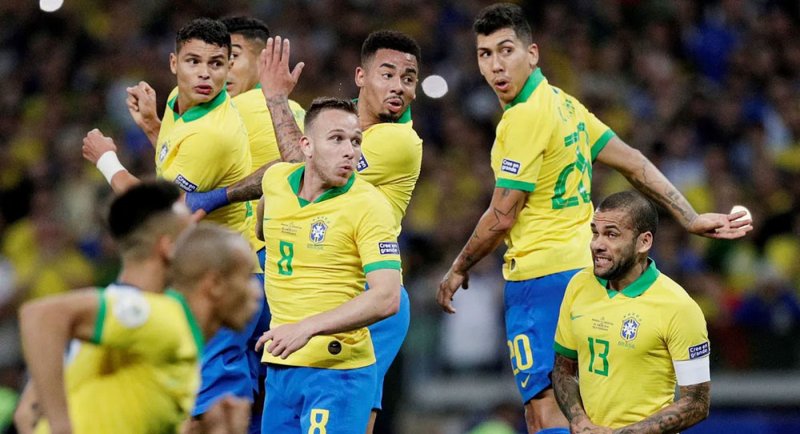 ألفيس في تشكيلة البرازيل لكأس العالم واستبعاد فيرمينو