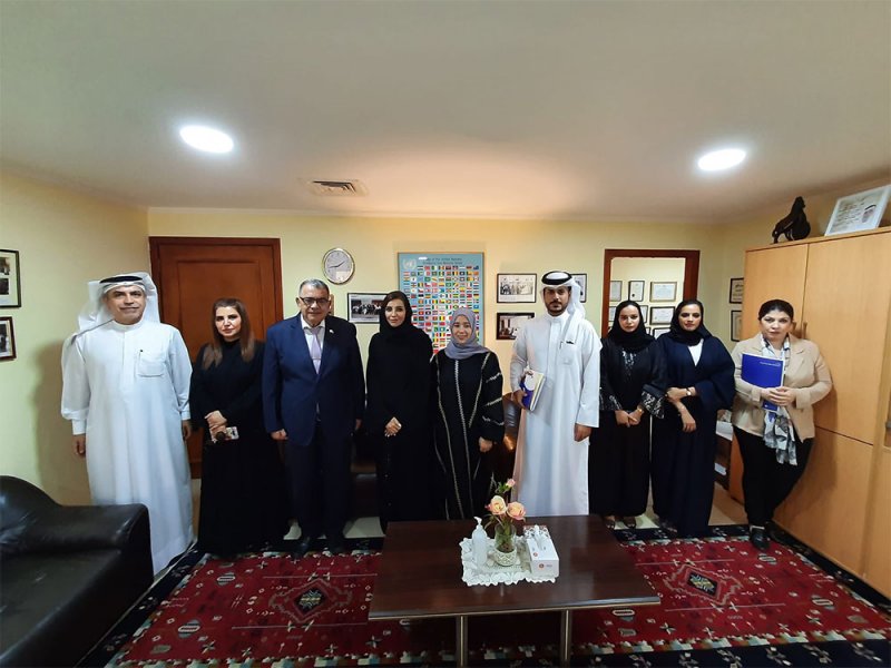 تسليم منتسبي جمعية المحامين البحرينية شارات المراقبة على الانتخابات النيابية والبلدية