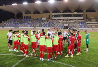 رئيس الاتحاد البحريني لكرة القدم يشهد تدريب المنتخب الوطني الأول