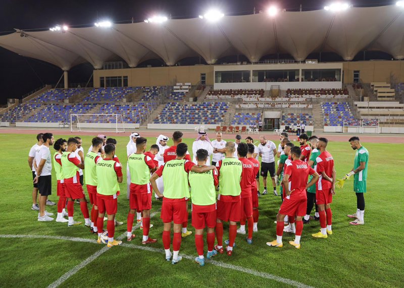 رئيس الاتحاد البحريني لكرة القدم يشهد تدريب المنتخب الوطني الأول