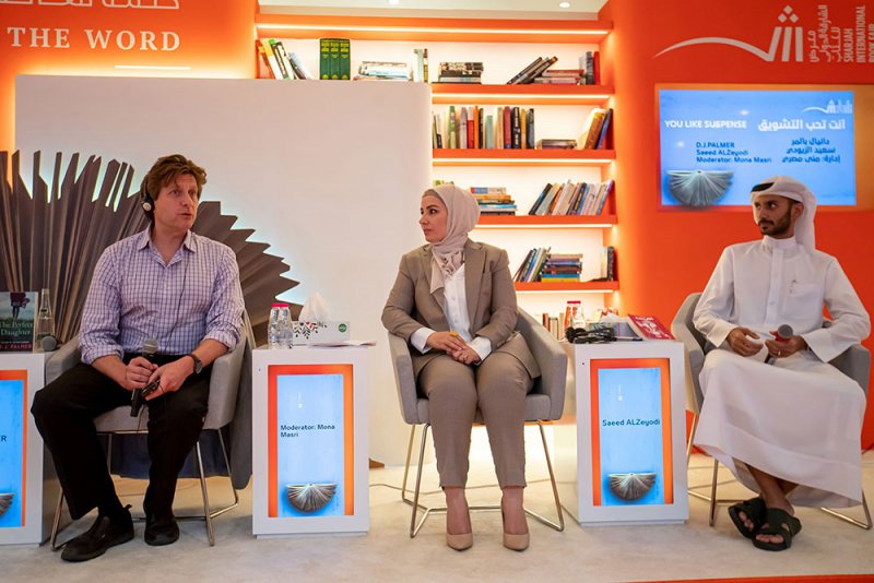 خلال جلسة حوارية في "الشارقة الدولي للكتاب 41" "مواقع التواصل الاجتماعي" تمثّل التحدي الأكبر للرواية إيجاباً وسلباً ​