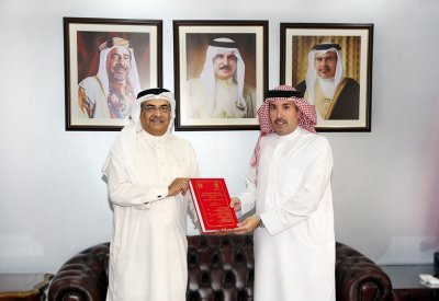 محافظ العاصمة يتسلم نسخة من رسالة الدكتوراه للباحث جميل الرويعي 