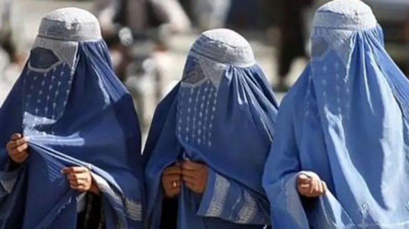 طالبان تمنع النساء من دخول المنتزهات..وأفغانيات "ارحمونا"