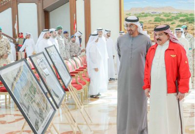 جلالة الملك المعظم يستقبل رئيس دولة الإمارات العربية المتحدة الشقيقة لدى وصوله إلى البلاد
