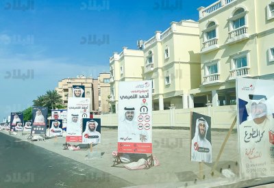 بالصور: اعلانات كثيفة بطريق مركز تصويت البسيتين