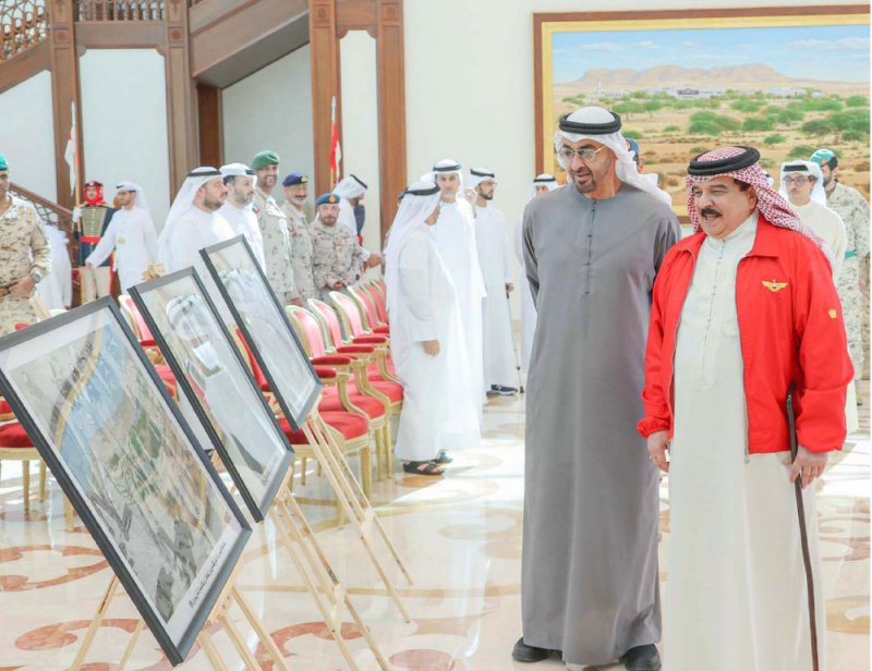 جلالة الملك المعظم يستقبل رئيس دولة الإمارات العربية المتحدة الشقيقة لدى وصوله إلى البلاد
