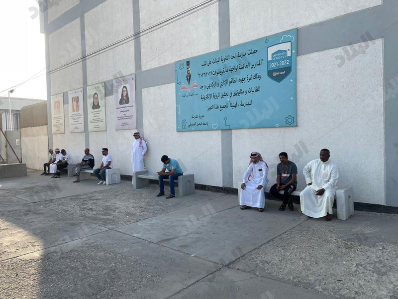 انتظار الناخبين لفتح باب التصويت في ثامنة المحرق بمدرسة الحد الثانوية للبنات