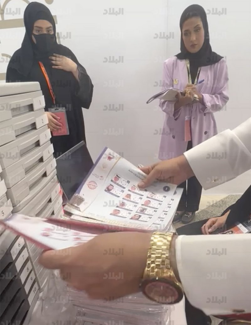 بالفيديو: بدء خلط أوراق التصويت بمركز اقتراع جامعة البحرين