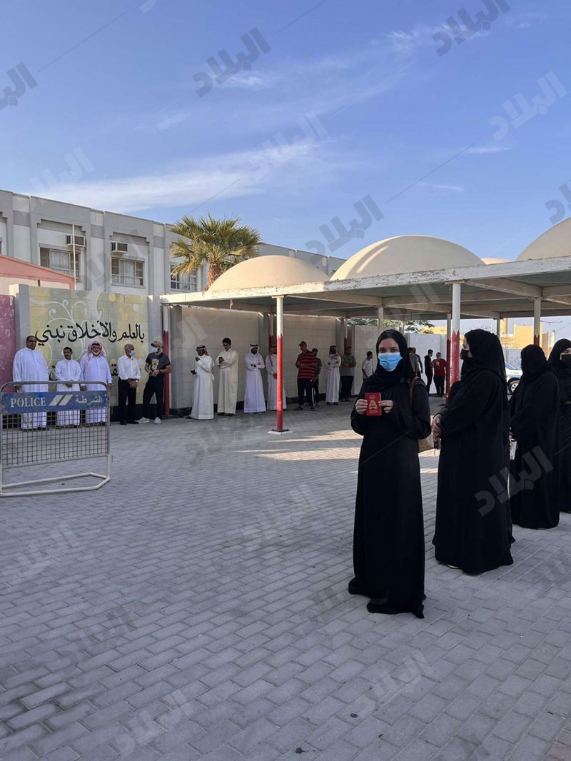 إقبال شديد من الناخبين قبل فتح مركز الاقتراع في عاشرة الشمالية بمدرسة العهد الزاهر الثانوية للبنات