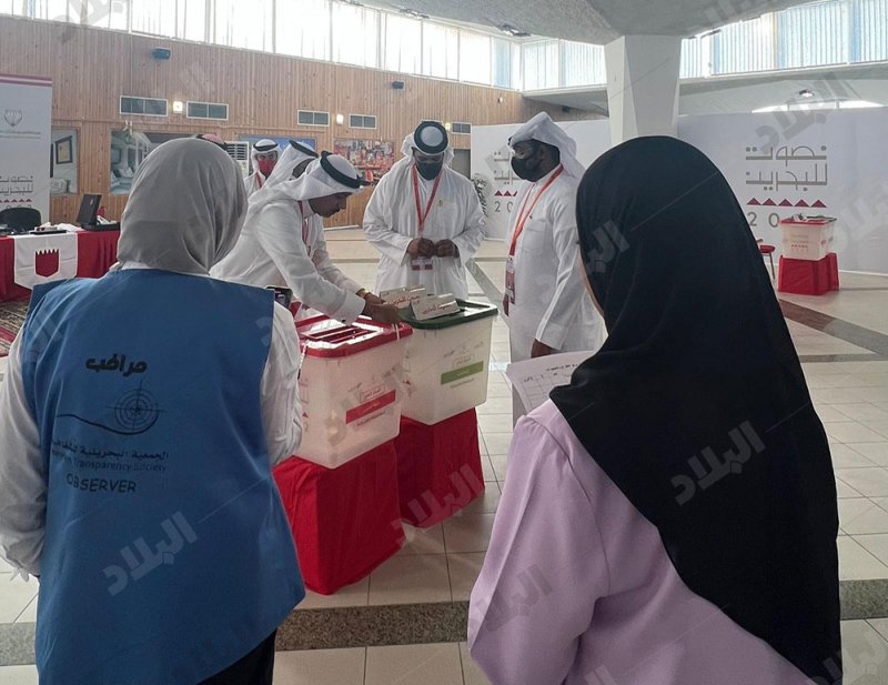 الجمعيات الرقابية تباشر عملها بمركز اقتراع جامعة البحرين