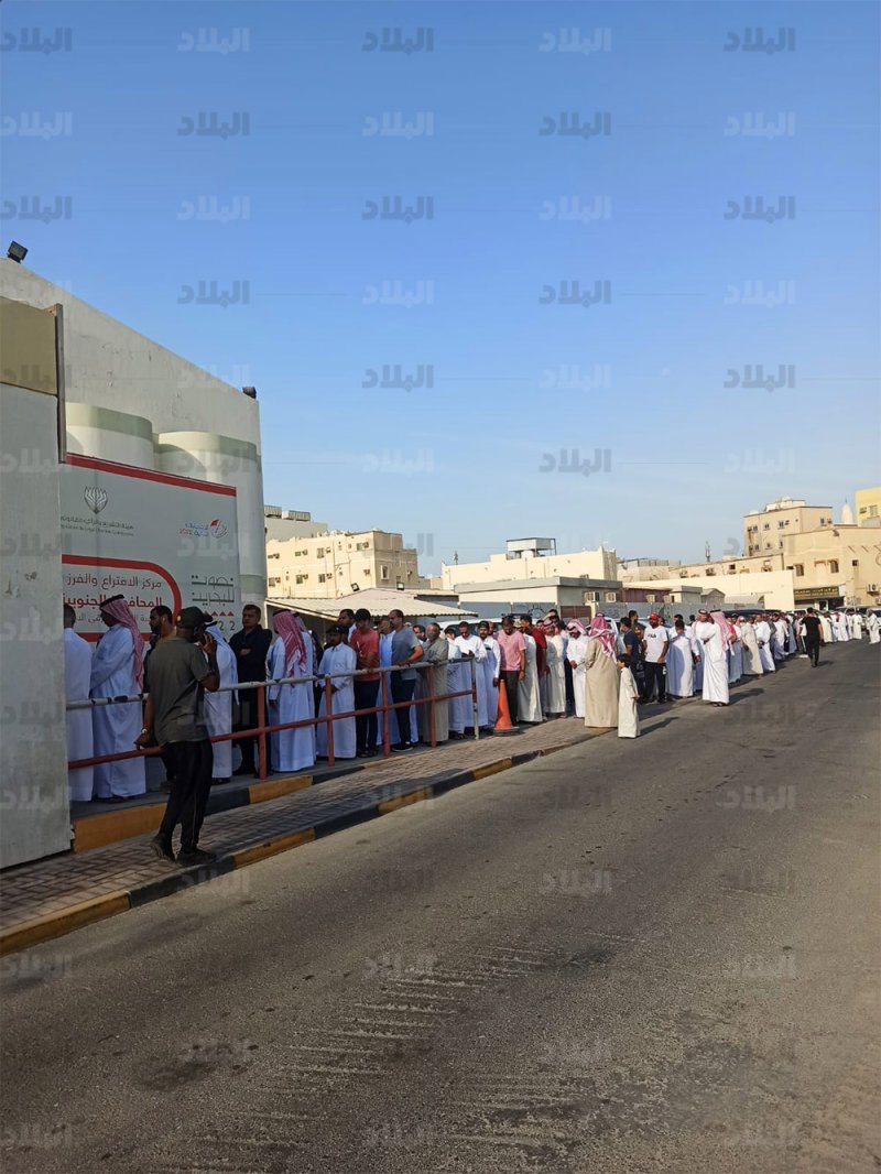 توافد جموع غفيرة لحظة فتح باب الاقتراع للإدلاء بأصواتهم