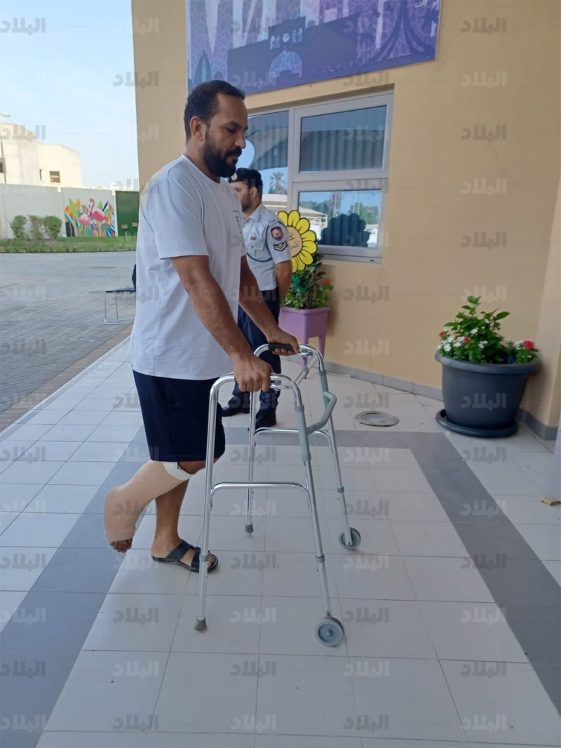 بالصورة: رغم إصابته.. أدلى بصوته