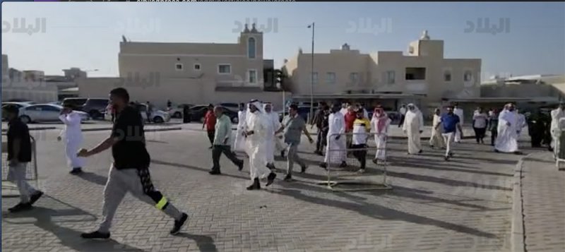بالفيديو: المصوتون يهرولون مع بدء فتح باب الاقتراع وبدء تدفق الطوابير