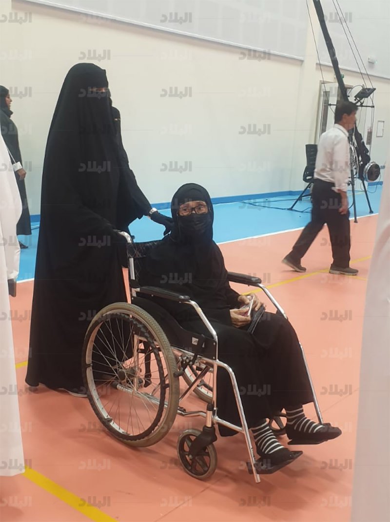 تلبية لنداء الوطن.. مسنة على "ويل چير"