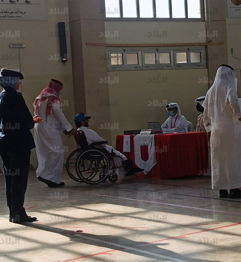 موظفو ثامنة الجنوبية يساعدون ذوي الاحتياجات الخاصة للادلاء بأصواتهم