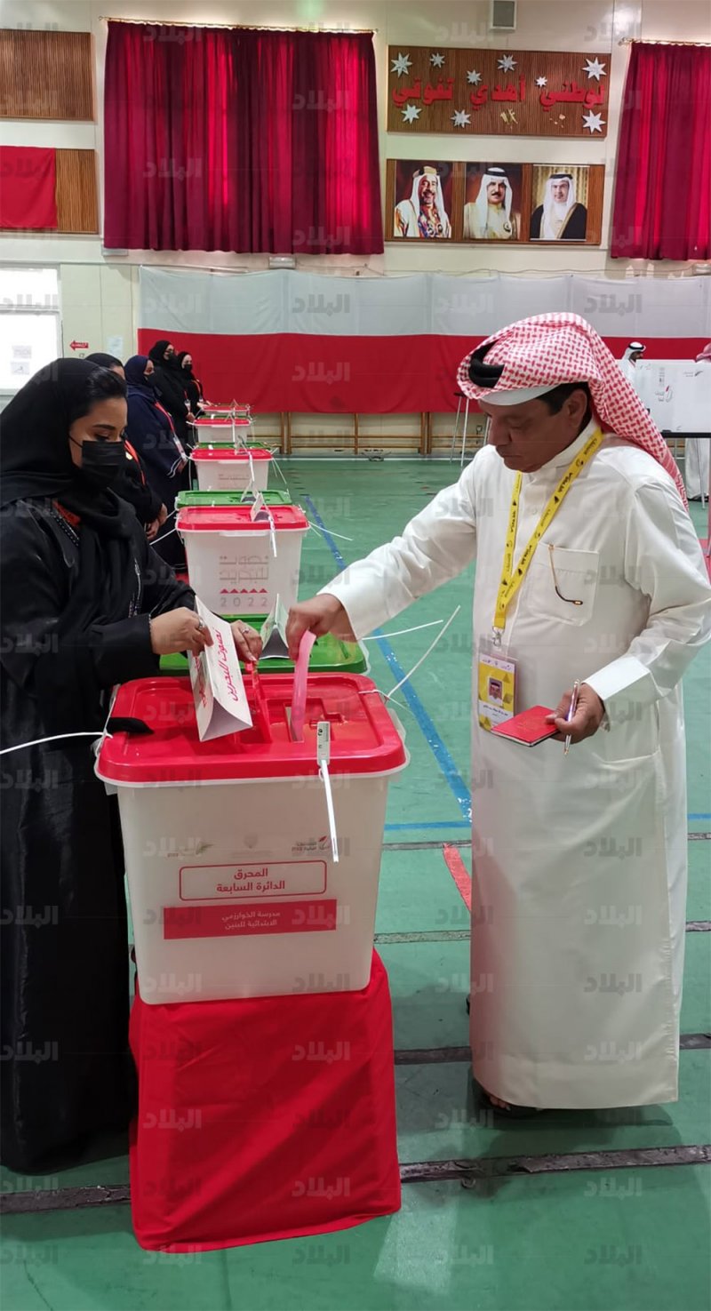 أول الناخبين في سابعة المحرق