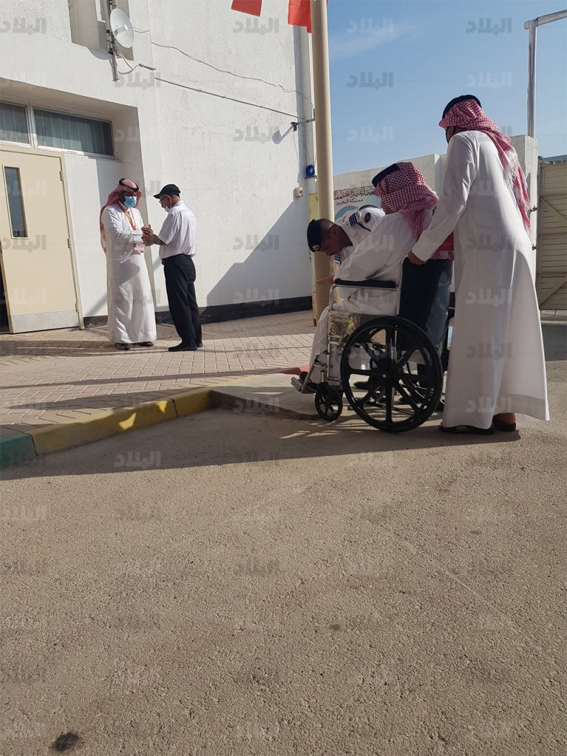 بالصور: مساعدة ذوو الهمم للإءلاء بأصواتهم
