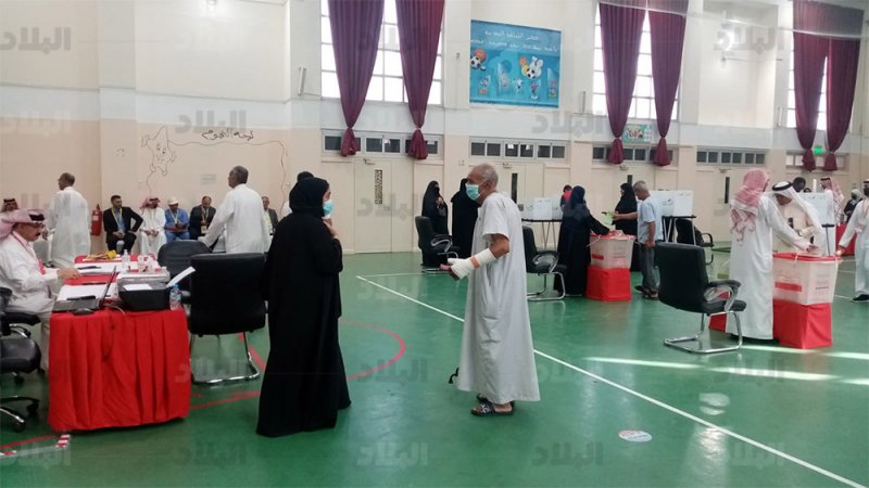 رجل كبير بالسن رغم كسر يده أدلى بصوته