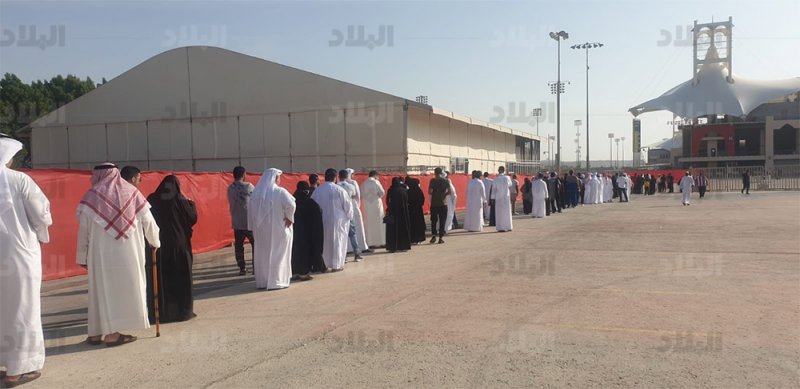 طابور الإنتظار للناخبين في مركز حلبة البحرين