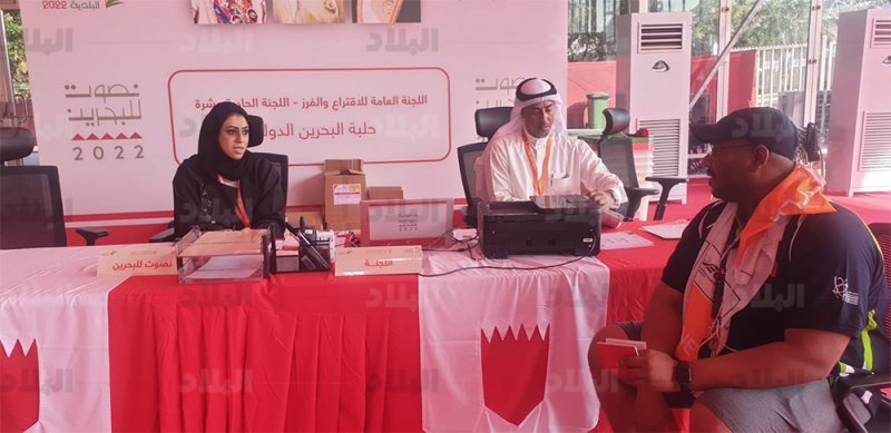 رئيس مركز "الحلبة" ونقاش مع ناخب يعاني من مشكلة ببطاقته
