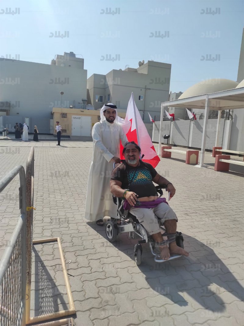 كرانة.. مُقعَد يتوشح بعلم البحرين تلبية لنداء الواجب