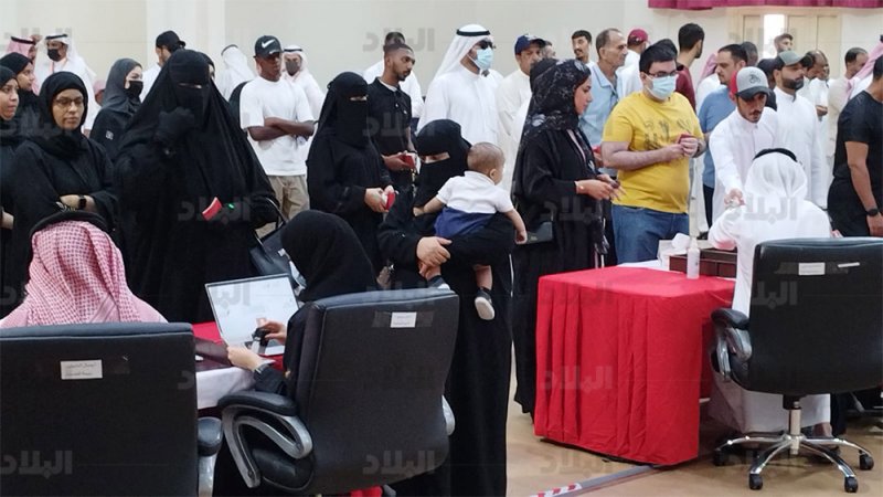 رضيع بصحبة والدته في مركز اقتراع ثامنة الشمالية