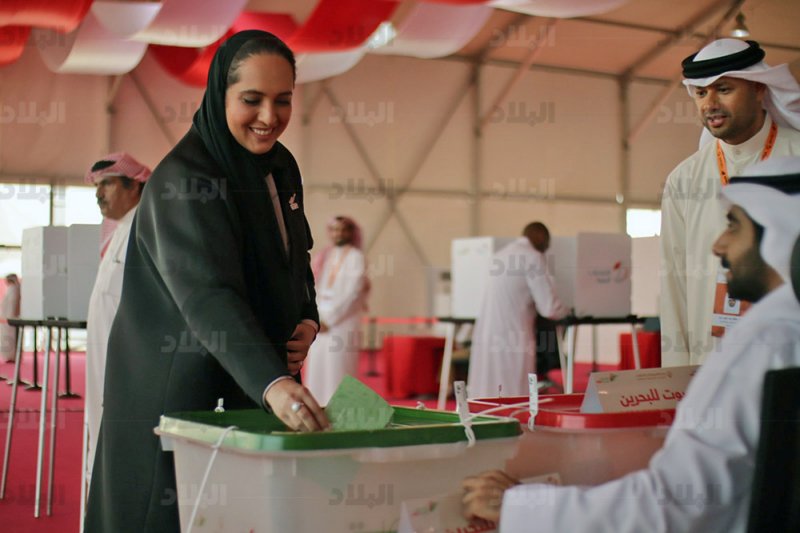 وزيرة الاسكان آمنة الرميحي تدلي بصوتها في الانتخابات
