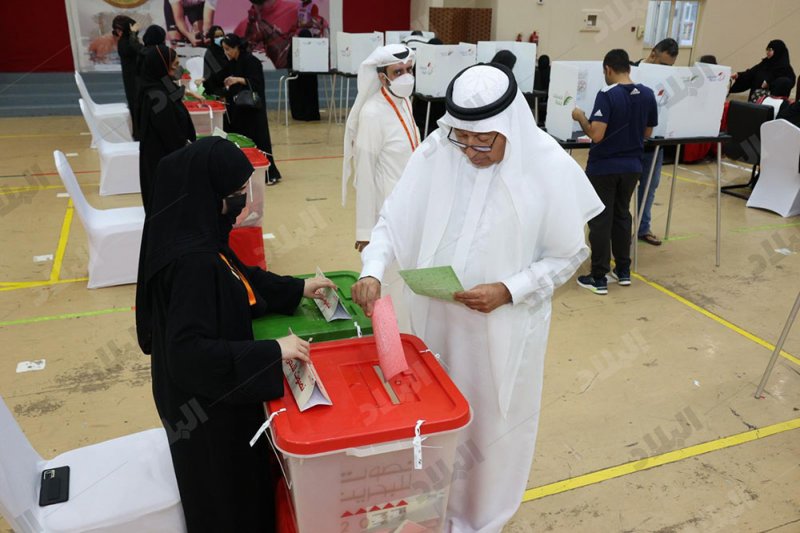 رئيس مجلس إدارة صحيفة البلاد عبدالنبي الشعلة يدلي بصوته في صندوق الاقتراع