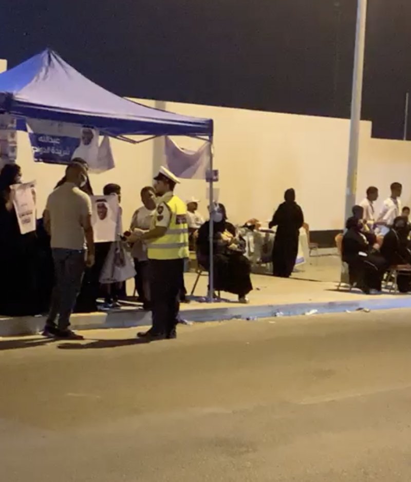 بالفيديو: ضابط الأمن يوجه مروجي الحملات الانتخابية بعدم الصراخ مراعاة للمنازل المجاورة