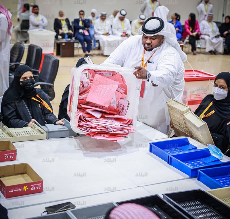 بالصور: بدء العد والفرز اليدوي للأصوات في سابعة العاصمة