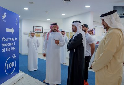 خالد بن حمد يشهد سباقات موهوبي السباحة