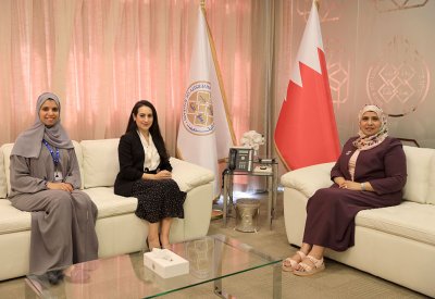 د. المضاحكة تستقبل اثنتين من أعضاء هيئة التدريس بجامعة البحرين