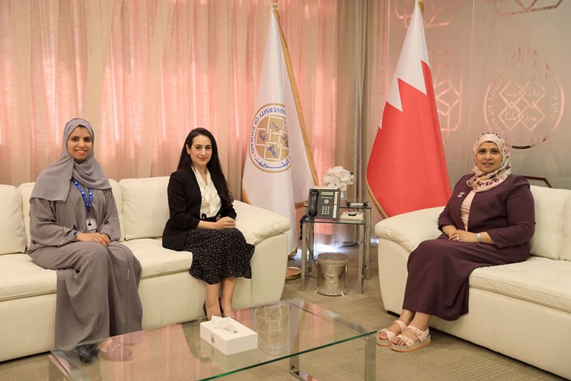 د. المضاحكة تستقبل اثنتين من أعضاء هيئة التدريس بجامعة البحرين