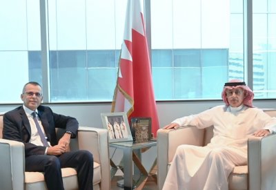 وزير الصناعة والتجارة يشيد بدور القطاع المصرفي في تعزيز النمو الاقتصادي بمملكة البحرين